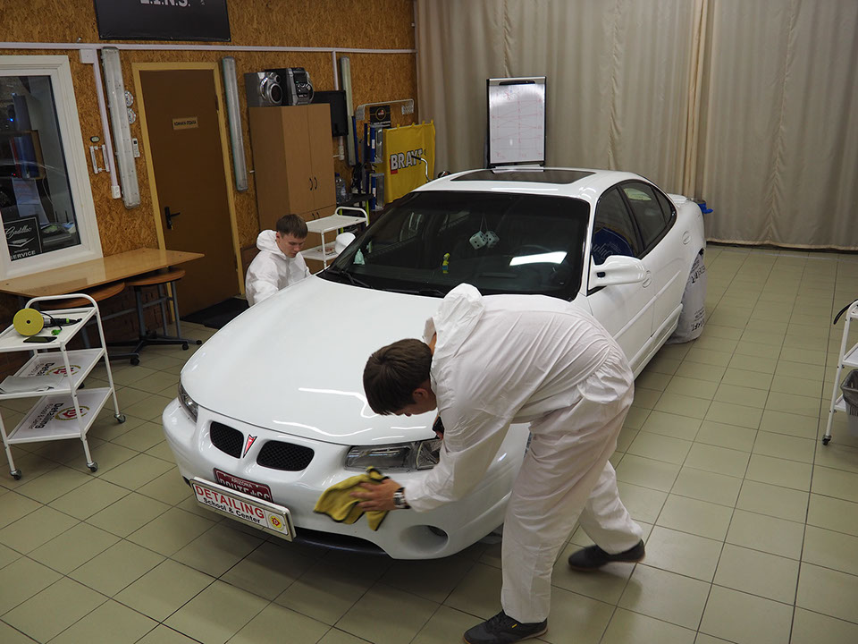 Очистка и полировка кузова Pontiac Grand Prix GPT в школе детейлинга detailing-school.ru