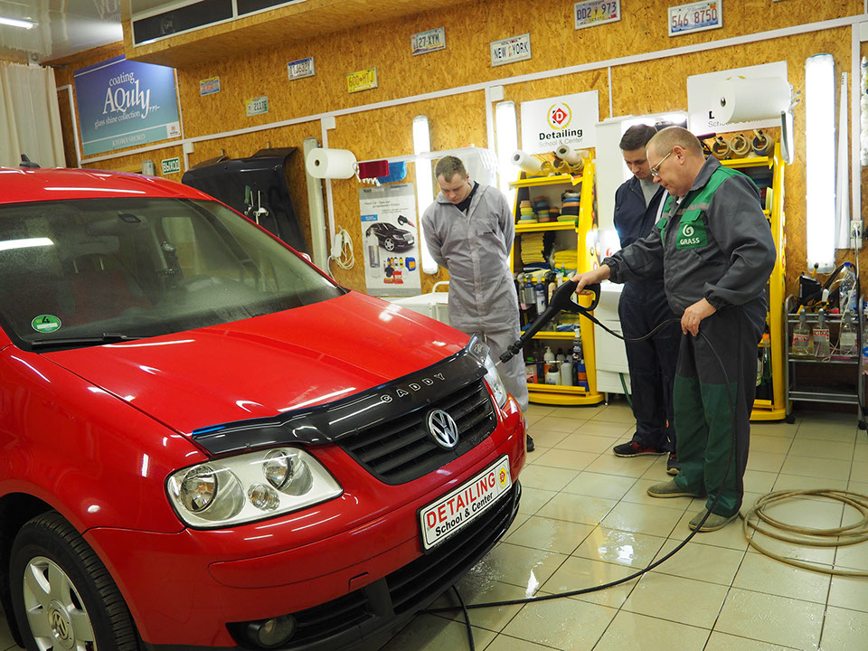 Правильная мойка Volksvagen Caddy в школе обучения детейлинга