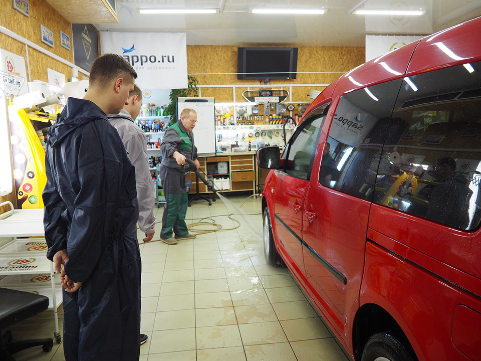 Мойка Volksvagen Caddy перед полировкой в школе детейлинга