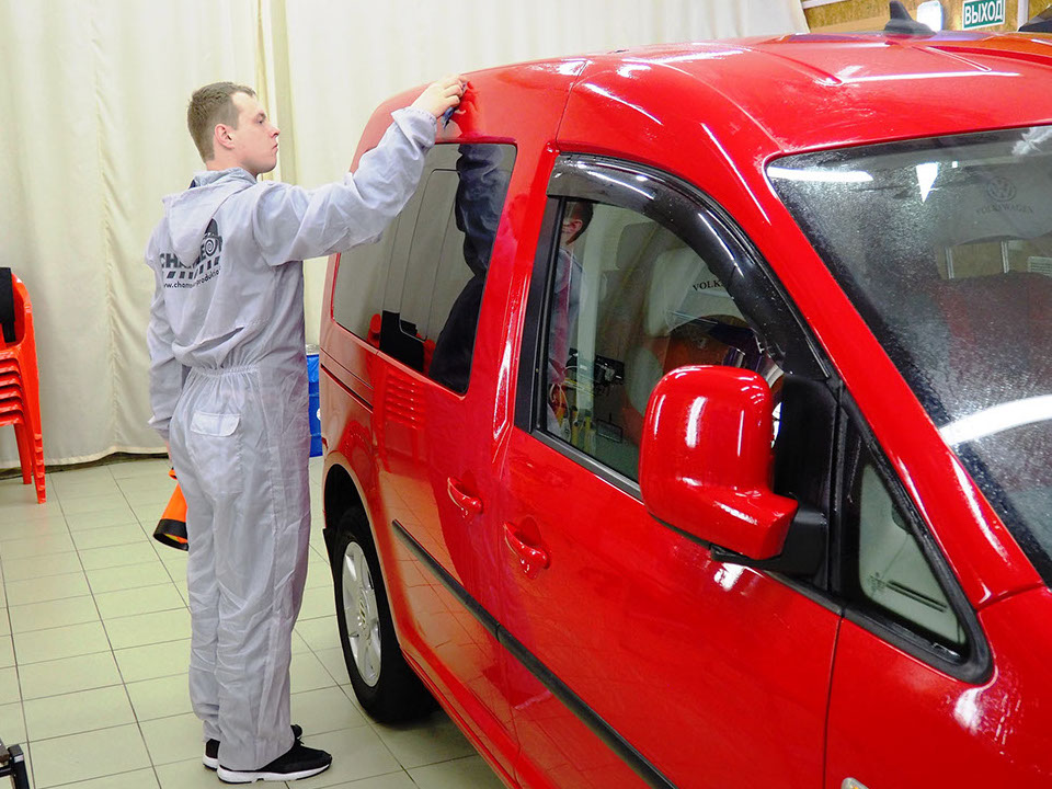 Очистка ЛКП кузова Volksvagen Caddy глиной перед полировкой в школе обучения детейлингу