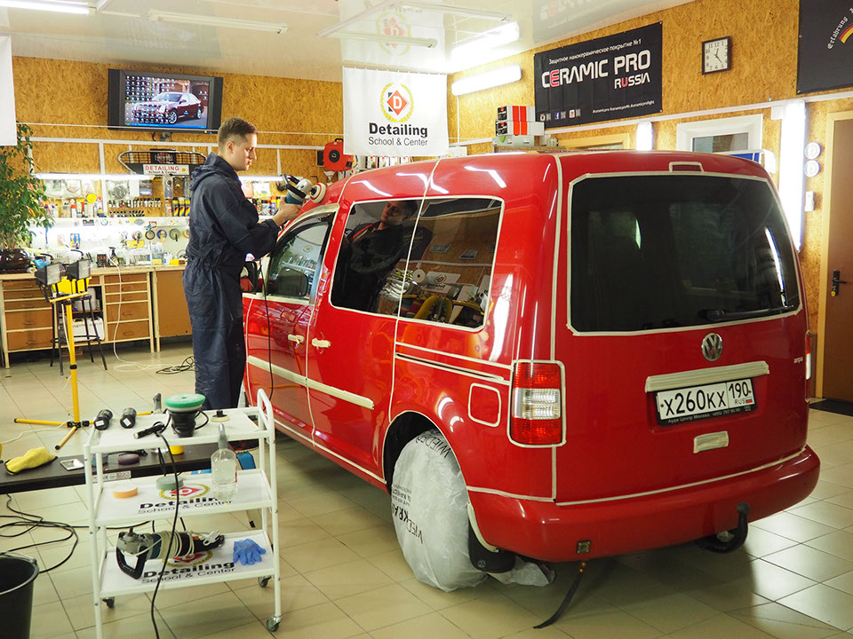 Полировка крыши Volksvagen Caddy на курсе обучения в школе детейлинга